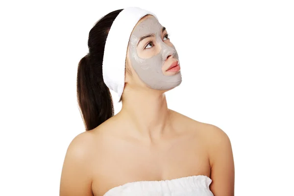 Ontspannen vrouw met een voedende gezichtsmasker — Stockfoto