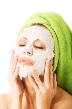 Yüz maskeli bir kadının portresi.