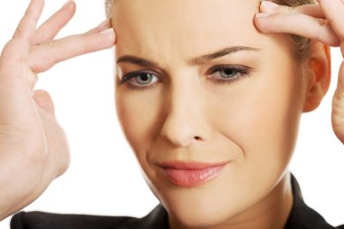 büyük baş ağrısı olan iş kadını