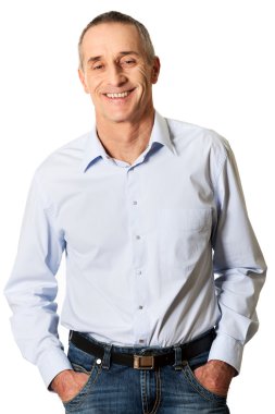 Elleri ceplerinde yakışıklı adam