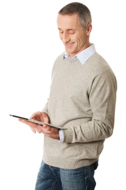 Olgun erkek dijital tablet kullanma