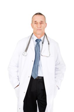 Elleri ceplerinde olan erkek doktor