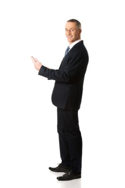 Olgun erkek dijital tablet kullanma