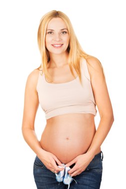 Küçük mavi ayakkabılar ile hamile kadın