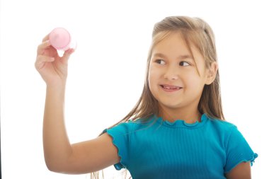 Büyük bir mum boya ile küçük kız