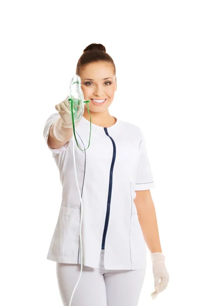 Kvinnliga läkare håller upp syrgasmask — Stockfoto