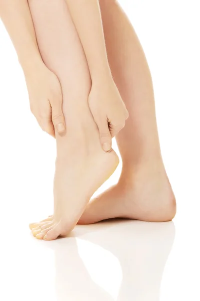 Vrouw haar voet masseren — Stockfoto