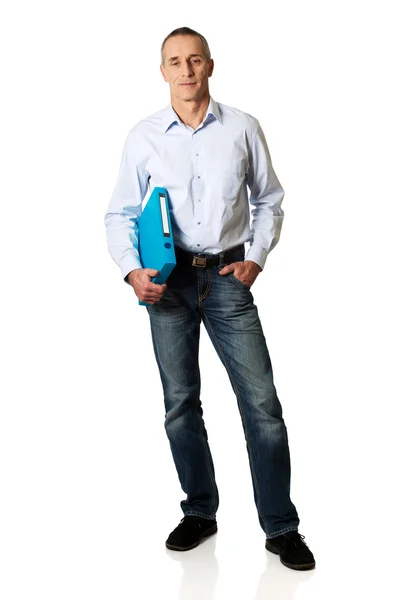 Bonito homem segurando ligante azul — Fotografia de Stock