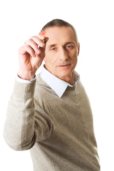 Mature man playing darts — Stock Photo, Image