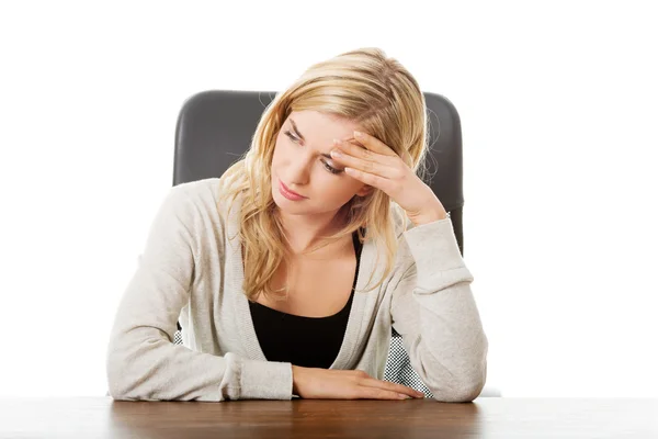 Moe vrouw zitten aan de balie — Stockfoto