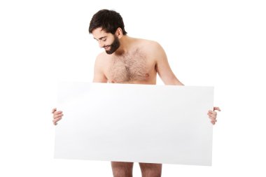 Gömleksiz adam holding boş afiş.