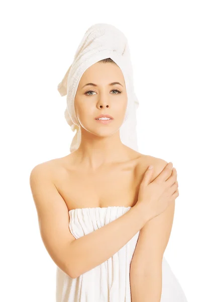 Donna avvolta in asciugamano — Foto Stock