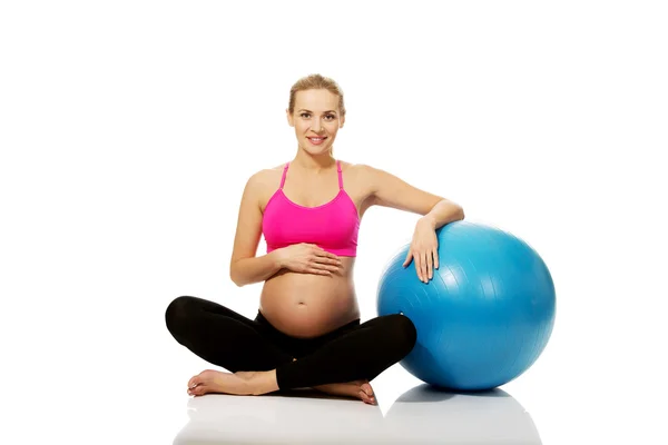 Mulher grávida com bola de ginástica — Fotografia de Stock