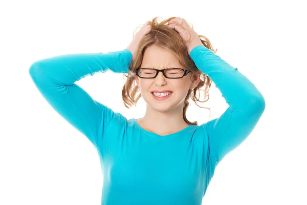 Frustrada adolescente mulher puxando o cabelo — Fotografia de Stock
