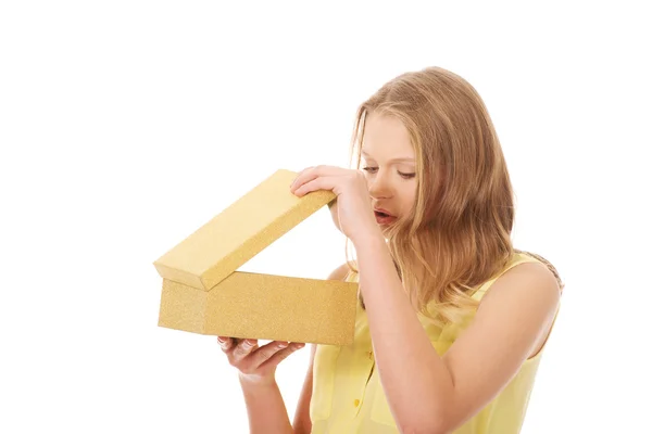 Kadın hediye kutusunu açıyor — Stok fotoğraf