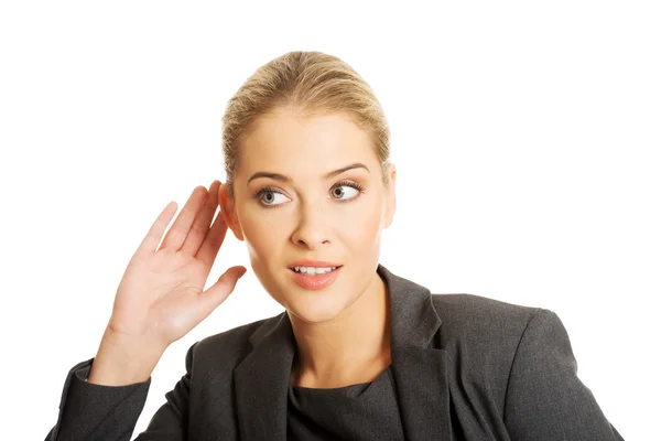 Vrouw overhearing een gesprek — Stockfoto