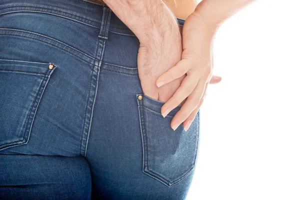 Mano masculina en el bolsillo de la mujer . — Foto de Stock