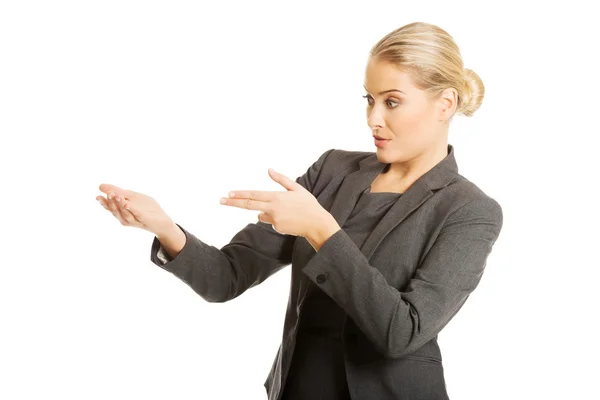 Businesswoman showing copy space — Stock Photo, Image