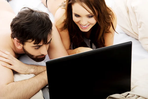 Casal com laptop no quarto . — Fotografia de Stock