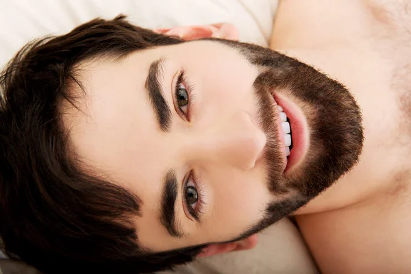 Joven hombre relajante en la cama . —  Fotos de Stock