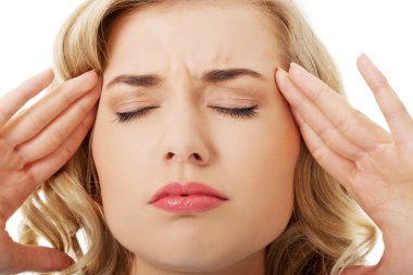 Kadın büyük baş ağrısı ile