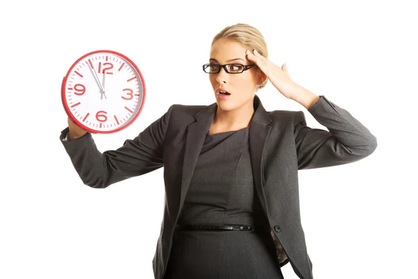 Affärskvinna som innehar en stor klocka — Stockfoto
