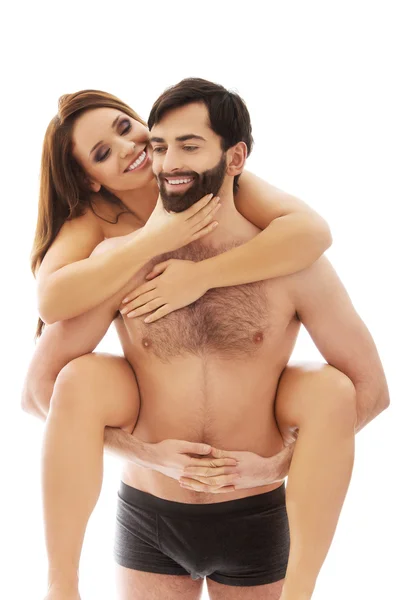 Man draagt vriendin op zijn rug. — Stockfoto