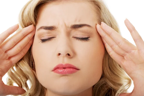Kadın büyük baş ağrısı ile