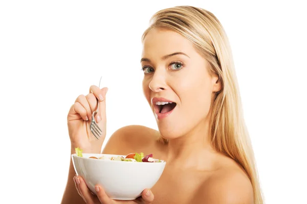 Vrouw met een kom met salade — Stockfoto