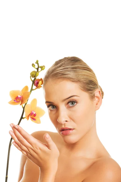 Mujer spa con orquídea naranja — Foto de Stock