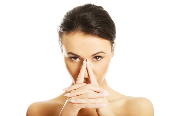 Sério mulher segurando nariz — Fotografia de Stock