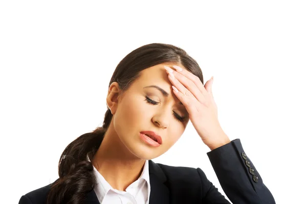 Mujer de negocios que tiene dolor de cabeza enorme — Foto de Stock