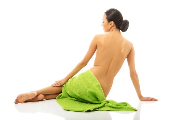 Mulher sentada envolta em toalha — Fotografia de Stock