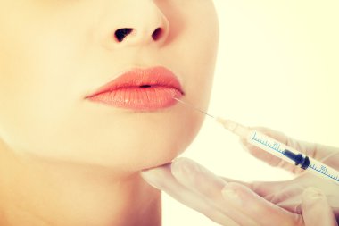 kadının ağzının içine enjeksiyon yapması.