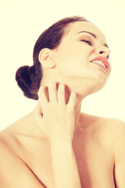 Genç güzel kadın boynunu kaşıma.