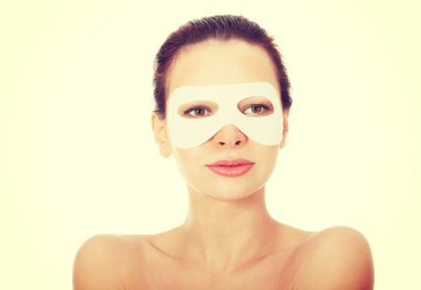 genç güzel kadın kollajen göz maskesi.