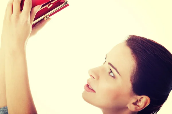 Hermosa mujer mostrando su cartera vacía . — Foto de Stock