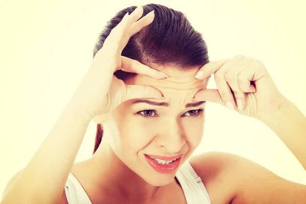 Vrouw controleren haar rimpels op het voorhoofd. — Stockfoto