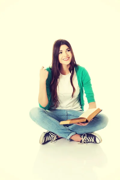 Étudiant assis avec livre — Photo