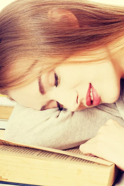 Όμορφη γυναίκα κοιμάται πάνω σε ένα βιβλίο. — Φωτογραφία Αρχείου