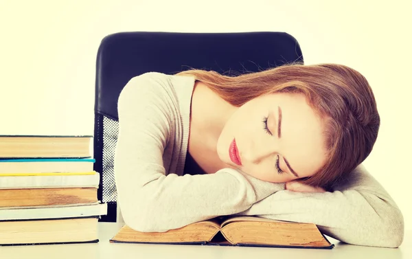 Piękna kobieta jest spanie na książki. — Zdjęcie stockowe