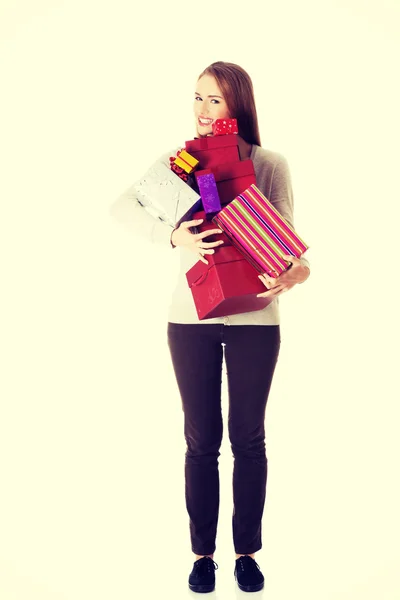 Hermosa mujer casual sosteniendo regalos en cajas . —  Fotos de Stock