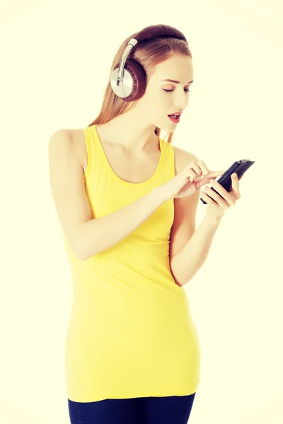 Активная женщина слушает музыку в наушниках . — стоковое фото