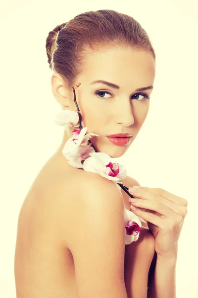 Beautiful woman having white flower on shoulder. — Stock Photo, Image