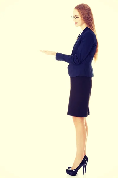 Vacker affärskvinna med kopia utrymme på hand. — Stockfoto