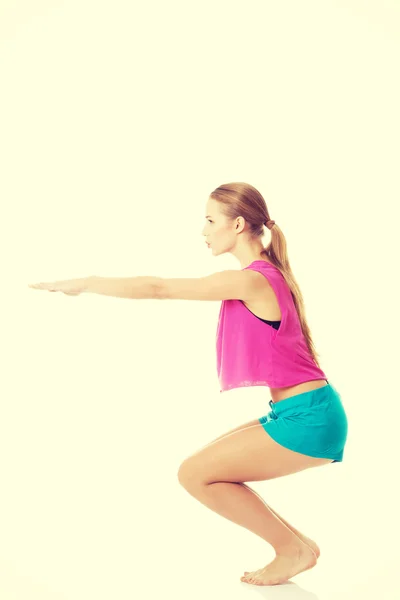 Jovem caucasiana está fazendo exercícios . — Fotografia de Stock