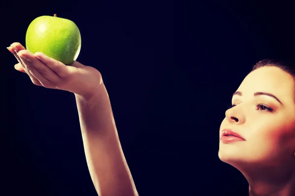 Mooie vrouw met een appel. — Stockfoto