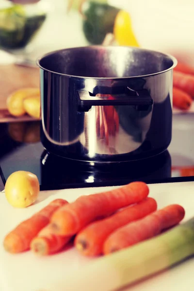 Pentola da cucina su un piatto di gas — Foto Stock