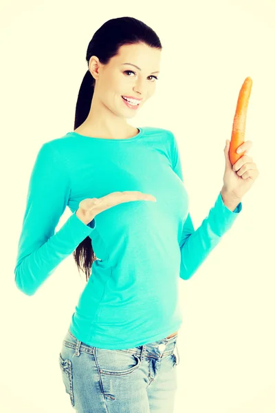 Beautiful woman holding fresh carrot. — Stock Photo, Image