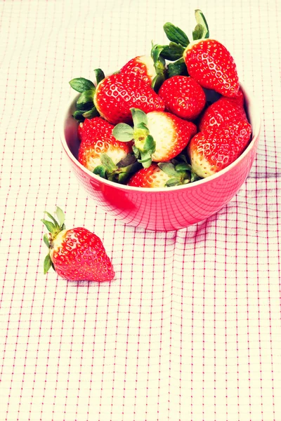 Fresh red strawberries in a bowl. — Stock Photo, Image